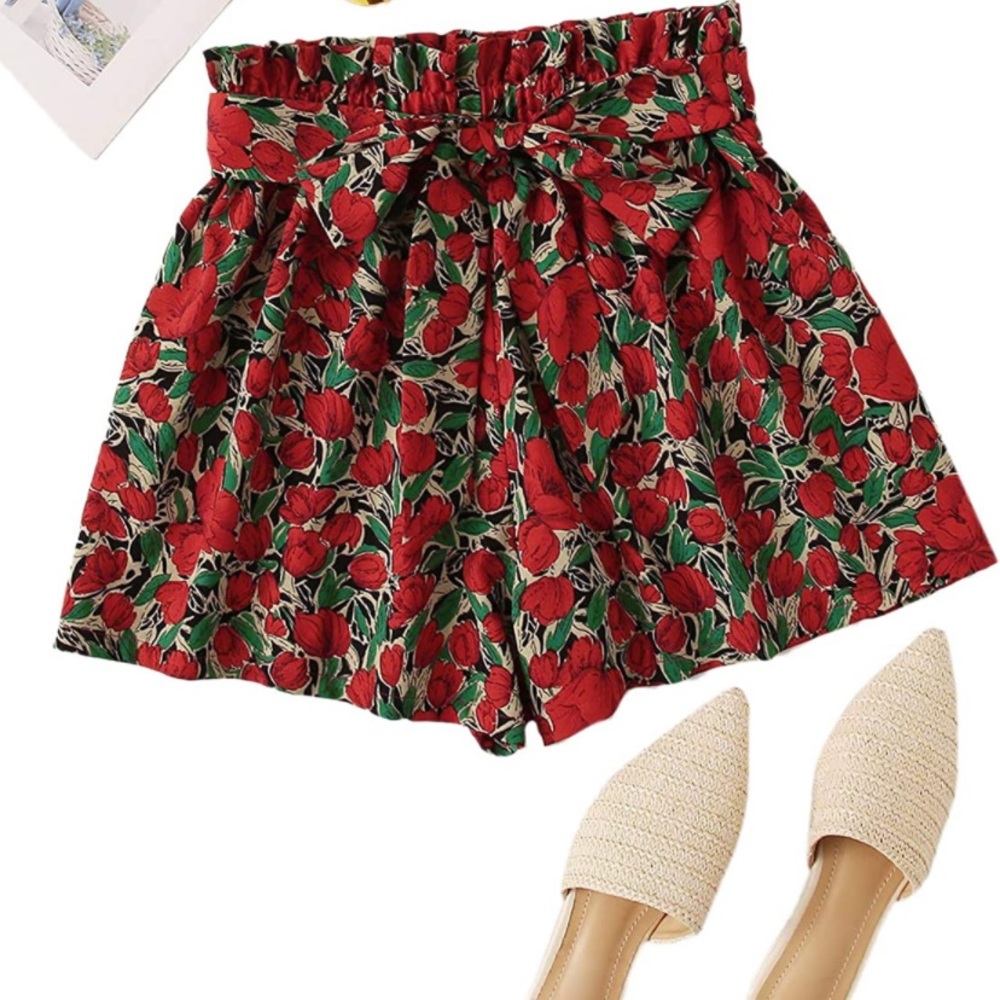 NWOT Floral Paperbag Waist print shorts, size Large